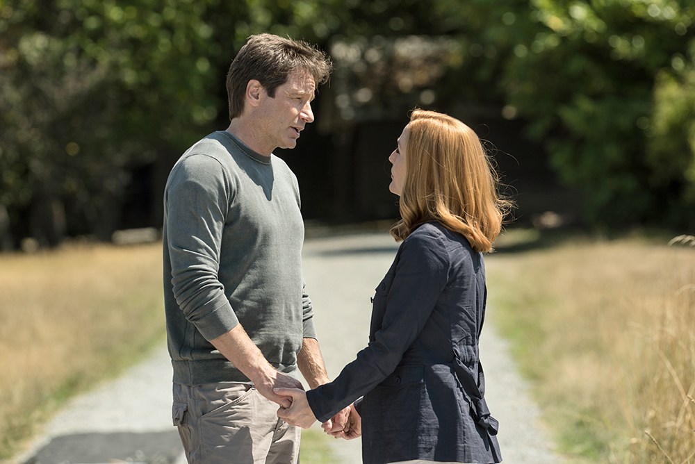 David Duchovny and Gillian Anderson in the "Babylon" episode of THE X-FILES